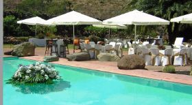 Jardines celebración delante piscina.jpg