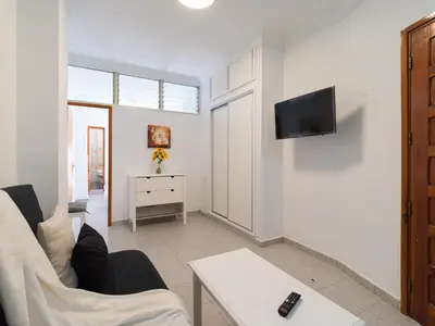 Una televisión o centro de entretenimiento en Sweet House Las Canteras