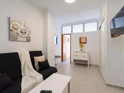 Una televisión o centro de entretenimiento en Sweet House Las Canteras