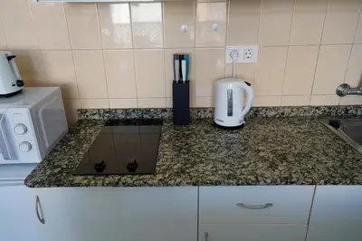 Una cocina o zona de cocina en Stylish apartment with stunning sea view.