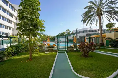 Jardín al aire libre en Stylish apartment with stunning sea view.
