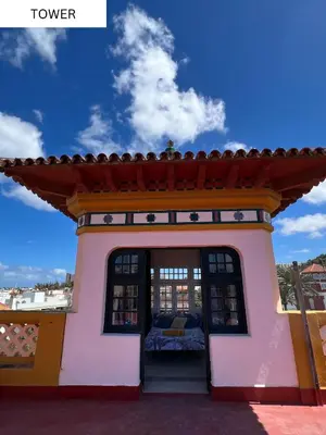 Edificio en el que se encuentra el hostal o pensión