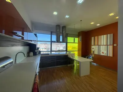 Una cocina o zona de cocina en Luxury Family Beachfront Apartment