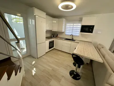 Una cocina o zona de cocina en MODERN DUPLEX 50m FROM THE BEACH