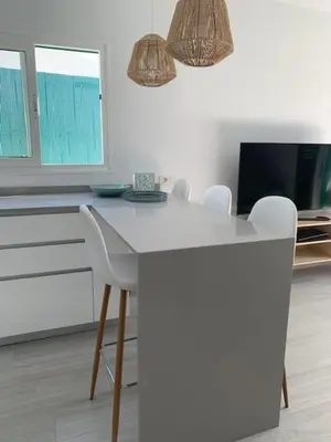 Una televisión o centro de entretenimiento en Renovated 2 bedroom bungalow in playa del inglés