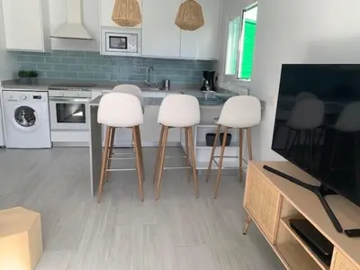 Una cocina o zona de cocina en Renovated 2 bedroom bungalow in playa del inglés