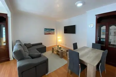 Una televisión o centro de entretenimiento en Sand & Sun - 2 Bedrooms Apartment 50m beach