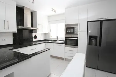 Una cocina o zona de cocina en Casa grande familiar con 4 terrazas