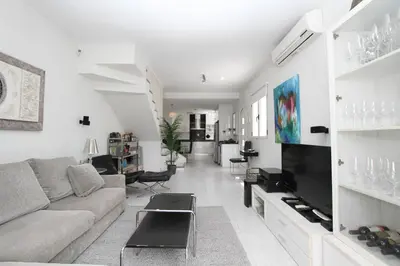 Una televisión o centro de entretenimiento en Casa grande familiar con 4 terrazas