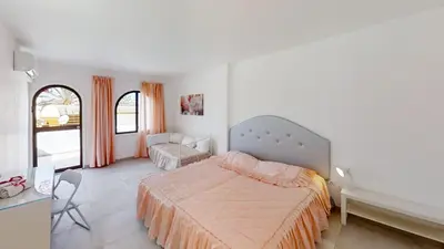 Cama o camas de una habitación en VV Las Buganvillas MASPALOMAS - Cocina y habitaciones con baños privados