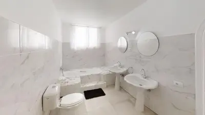 Un baño de VV Las Buganvillas MASPALOMAS - Cocina y habitaciones con baños privados