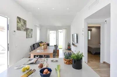 Una televisión o centro de entretenimiento en Bungalow Macaronesia by VillaGranCanaria