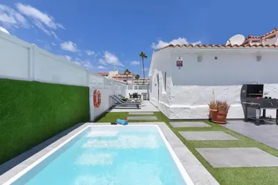 Piscina en o cerca de Bungalow Macaronesia by VillaGranCanaria