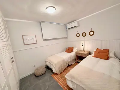 Cama o camas de una habitación en Casa con terraza y piscina en Pasito Blanco, cerca de Maspalomas