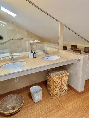 Un baño de Casa con terraza y piscina en Pasito Blanco, cerca de Maspalomas