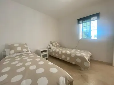 Cama o camas de una habitación en Modern family home near the pool with private jacuzzi