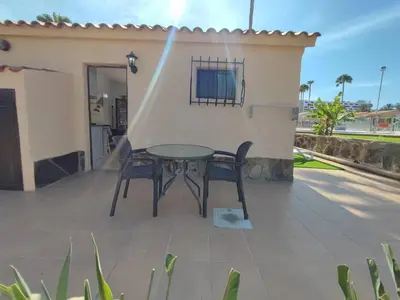 Un balcón o terraza de Bungalow Santa Fe next to pool