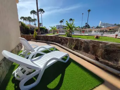 Jardín al aire libre en Bungalow Santa Fe next to pool