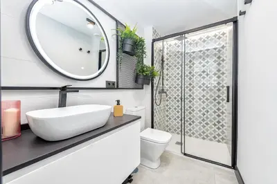 Un baño de Airbnb cerca de la playa