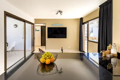 Una televisión o centro de entretenimiento en Casa LINC - Renovated Apt Close to Center and Beach