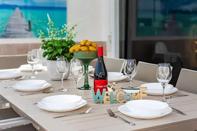 Bebidas en Casa BOSS Modern Villa with Studio Pool and Air Conditioning