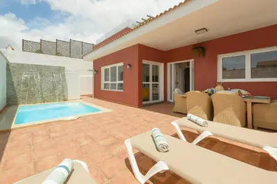 Piscina en o cerca de Chalé con piscina junto a la playa