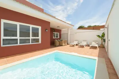 Piscina en o cerca de Chalé con piscina junto a la playa