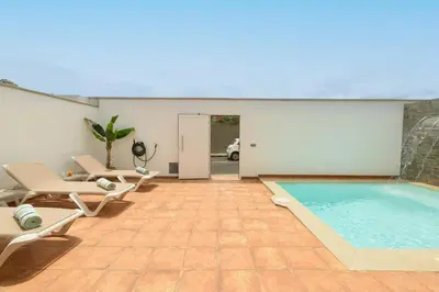 Piscina en o cerca de Chalé con piscina junto a la playa