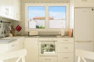 Una cocina o zona de cocina en Chalé con piscina junto a la playa