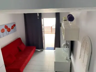 Una televisión o centro de entretenimiento en Bungalow Maspalomas