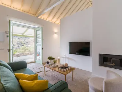 Una televisión o centro de entretenimiento en Agroturismo Suites Hacienda los Olivos