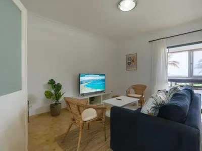 Una televisión o centro de entretenimiento en Beach Front Las Canteras By CanariasGetaway