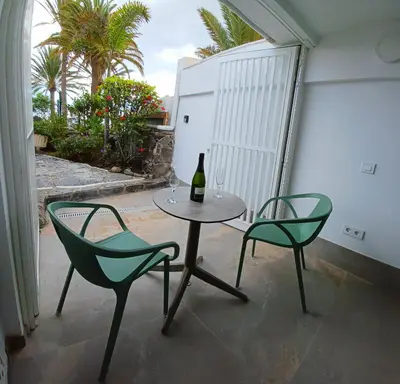 Un patio o zona al aire libre en Bungalow Uno - Front Line of Ocean