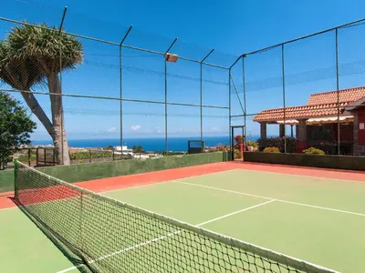 Instalaciones para jugar a tenis o squash en Belvilla by OYO Villa Arucas 10 o alrededores