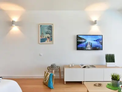 Una televisión o centro de entretenimiento en Nice apartment with balcony