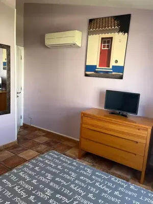 Una televisión o centro de entretenimiento en Bungalow Carmen