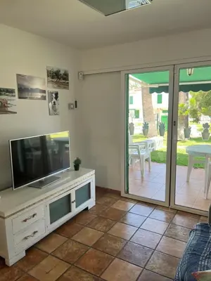 Una televisión o centro de entretenimiento en Bungalow Carmen