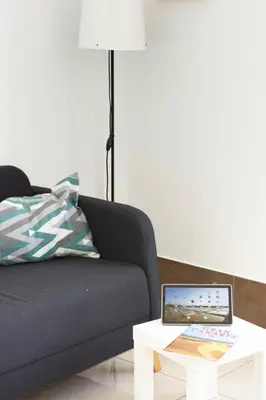 Una televisión o centro de entretenimiento en Fuche 11 Apartamentos a 10 minutos del Aeropuerto