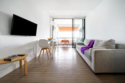 Una televisión o centro de entretenimiento en Estudio con terraza vista mar