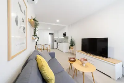 Una televisión o centro de entretenimiento en Venegas Urban Suites By Bevacacional