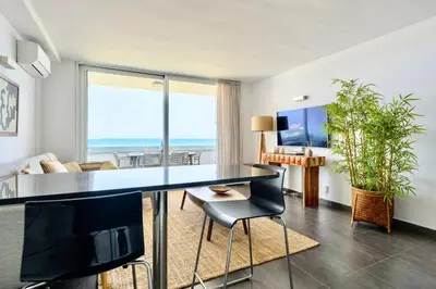 Una televisión o centro de entretenimiento en Charming 2 Bedroom Retreat with Beachfront Views