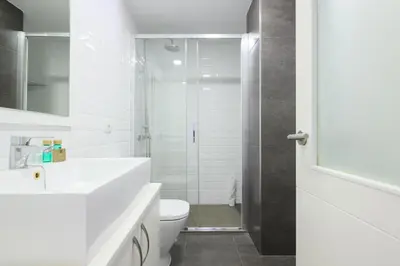 Un baño de Charming 2 Bedroom Retreat with Beachfront Views