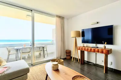 Una televisión o centro de entretenimiento en Charming 2 Bedroom Retreat with Beachfront Views