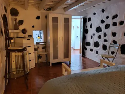 Una televisión o centro de entretenimiento en Casa Rural LOS PINARES El Juncal de TEJEDA