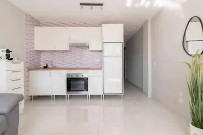 Una cocina o zona de cocina en Apartamento con piscina y aire acondicionado