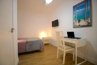 Una televisión o centro de entretenimiento en Las Palmas Smart Rooms