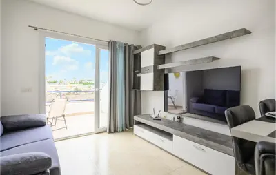 Una televisión o centro de entretenimiento en Nice Home In Puerto Rico De Gran Ca