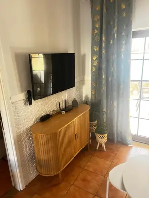 Una televisión o centro de entretenimiento en Bungalow near Yumbo