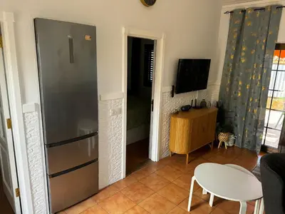 Una televisión o centro de entretenimiento en Bungalow near Yumbo