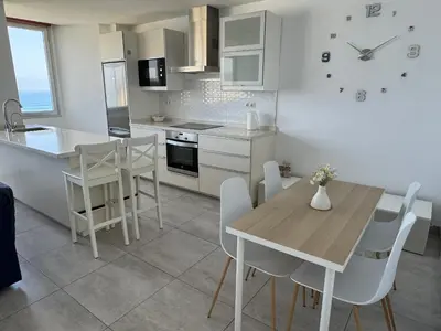 Una cocina o zona de cocina en Vistas Mar Playa Las Canteras primera línea Wifi